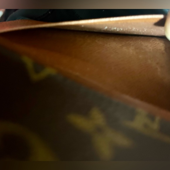 LV Monogram Middy (Medium) sized Wallet in EUC - Picture 6 of 14